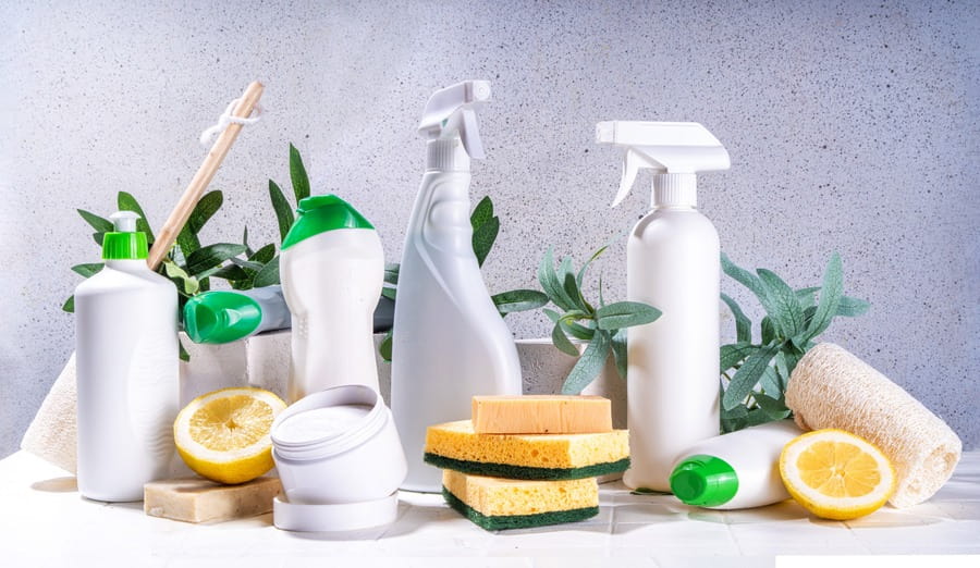 Collection de produits d'entretien écologiques Best Hygiène avec flacons blancs, citrons et plantes vertes sur fond moderne