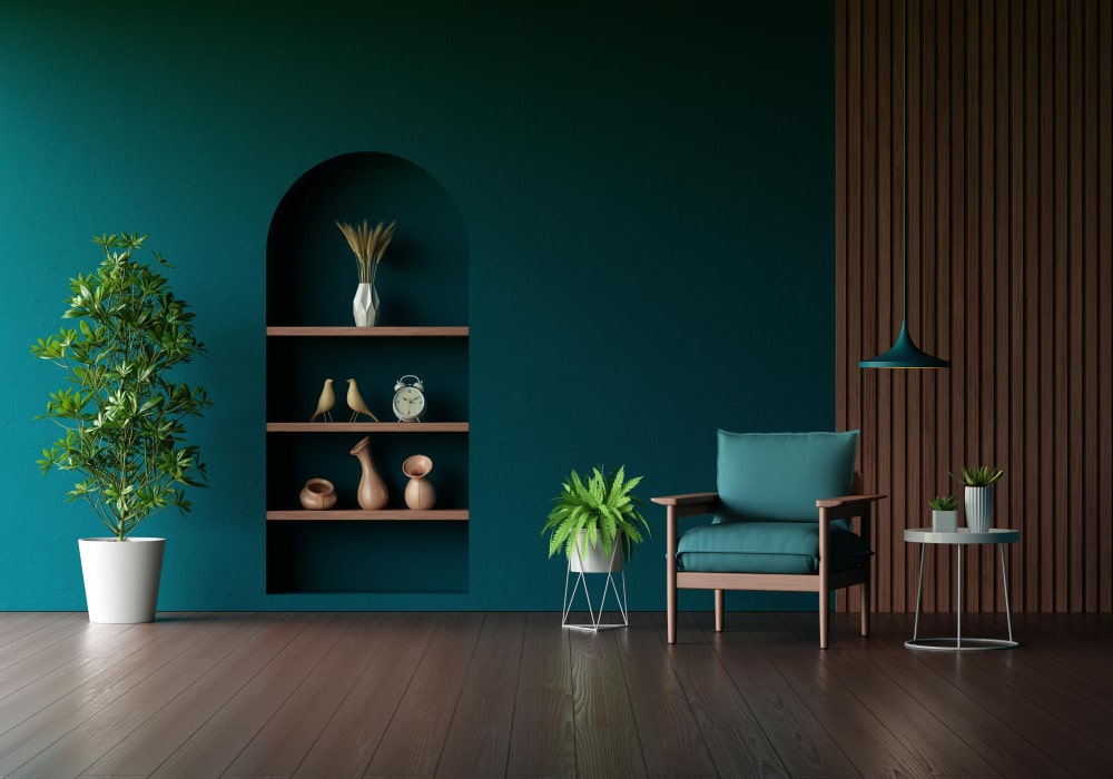 Une étagère murale moderne avec des cadres, des livres et des plantes, illustrant des idées de décoration maison simples et efficaces