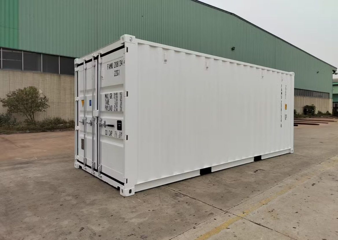 Solution de stockage : réserver un garde meuble simplement. Un conteneur de stockage blanc, une solution pour ceux qui souhaitent réserver un garde meuble.